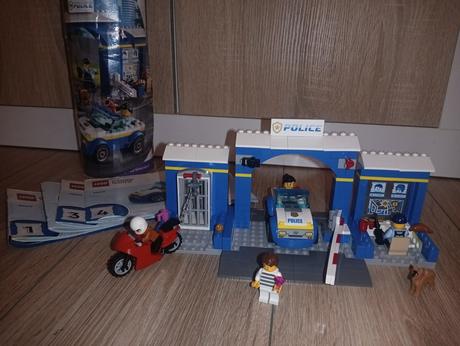 Lego city naháňačka na policajnej stanici, 