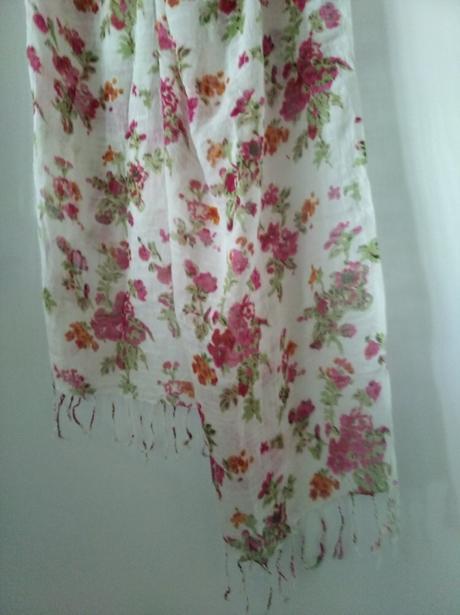 Kvietkovaný šál na leto,