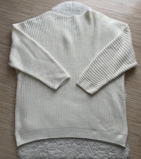 Biely pleteny sveter s v vystrihom,