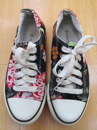 Kvietkovane tenisky, 36