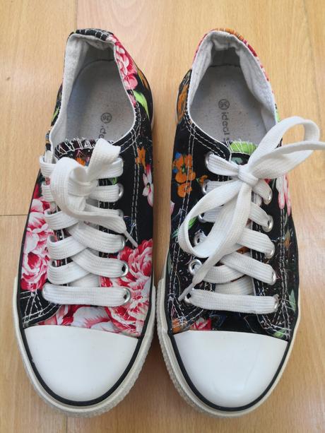 Kvietkovane tenisky, 36