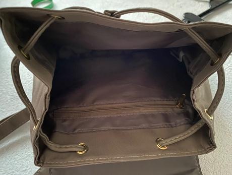 Elegantný ruksak zo zlatými lístkami,