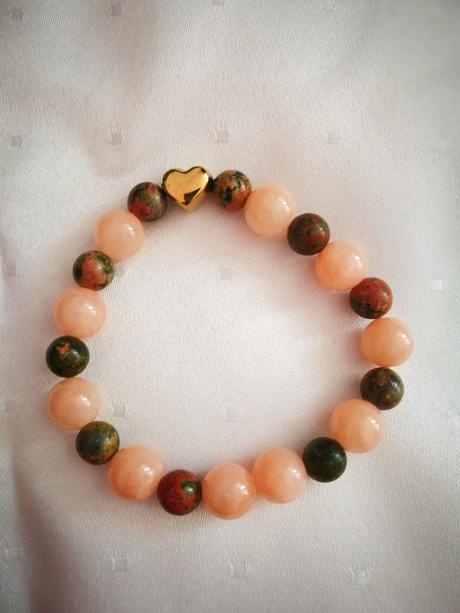 Naramok z minerálnych kamenov,