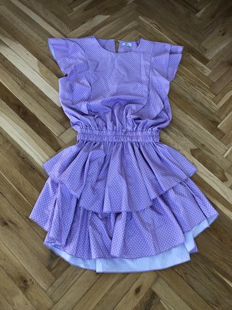 Krásne letné fialkové bodkované šaty,