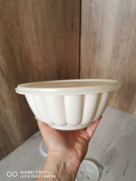 Tupperware misa na nepečenú tortu, 