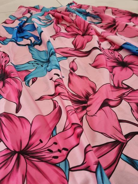 Saténová maxi sukňa s rozparkom,