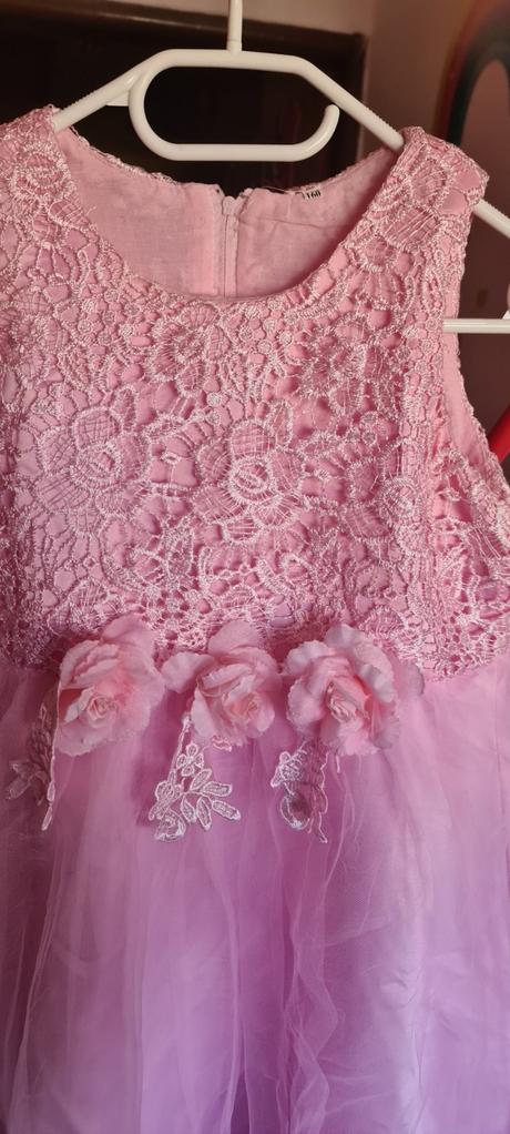 Predám krásne dievčenské šaty, 152