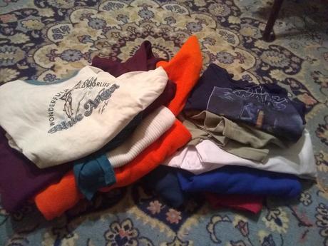 11 kusov tričiek a mikín 122, 122