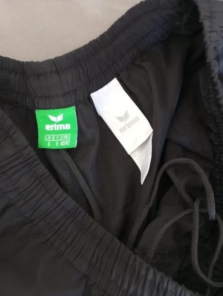 Tristvrtove nohavice, l