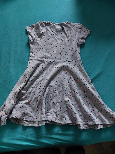 Šedé šaty s ružovo čiernymi bodkami, 116