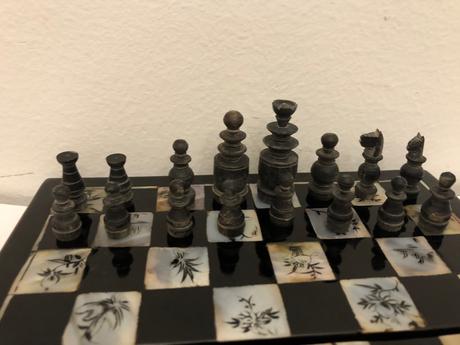 Starozitny sach vykladany perletou,