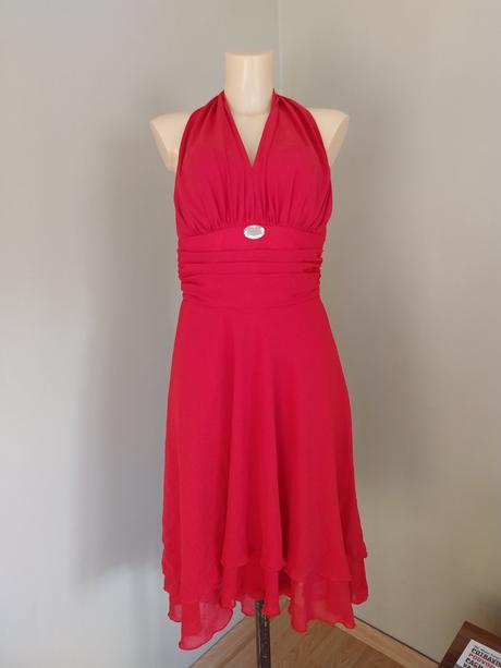 Červené slavnostne saty, 36