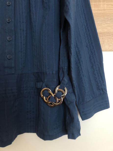 Tmavomodrá košeľa, 44