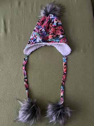 Krásna čiapka s bombulkami,