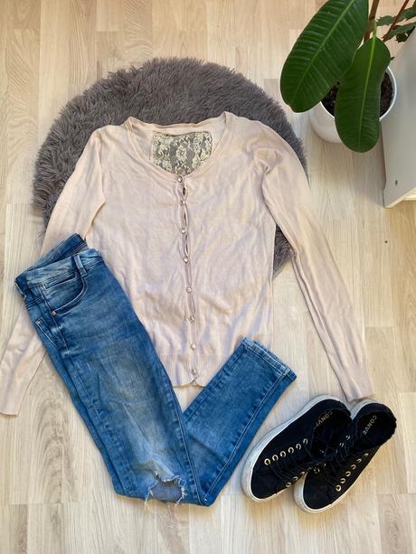 Krémový svetrík s čipkou na gombiky, s