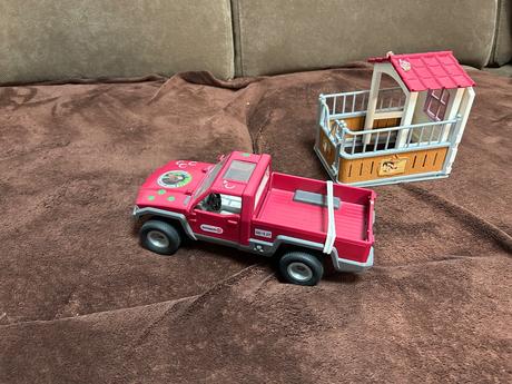 Schleich koniky 2x stajna a auticko zvieratá plast, 