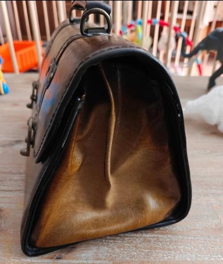 Malá dámska kožená kabelka, 