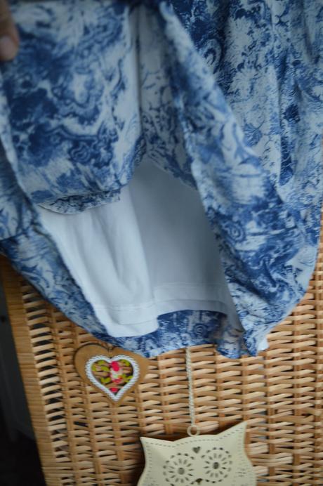 Bielo modrá sukňa, 38