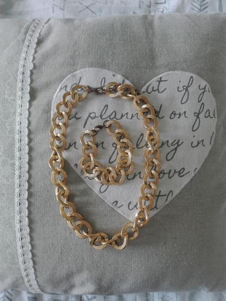 Náramok a náhrdelník,