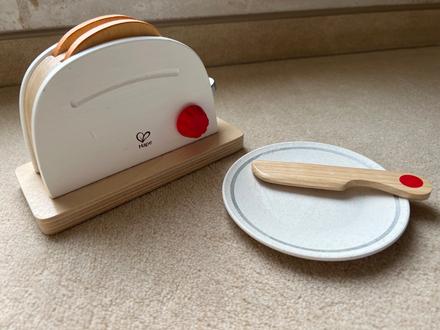 Hriankovač, tanier a nožík,