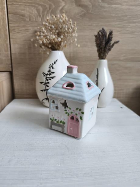 Krásna dekorácia domček svieti,