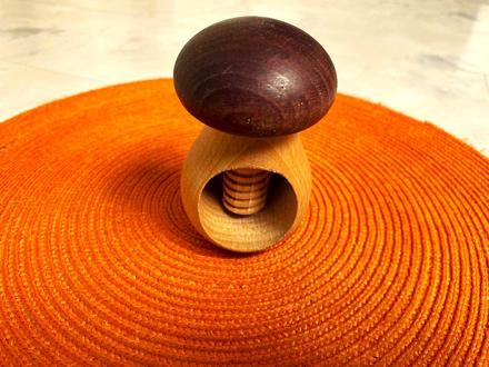 Drevený luskáčik na orechy,