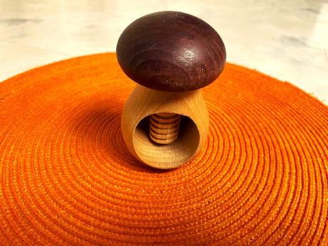 Drevený luskáčik na orechy,