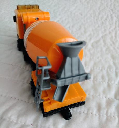 Set 2 kusov áut - čistiace auto + miešačka,