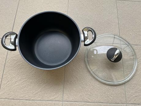 Hrniec s pokrievkou,