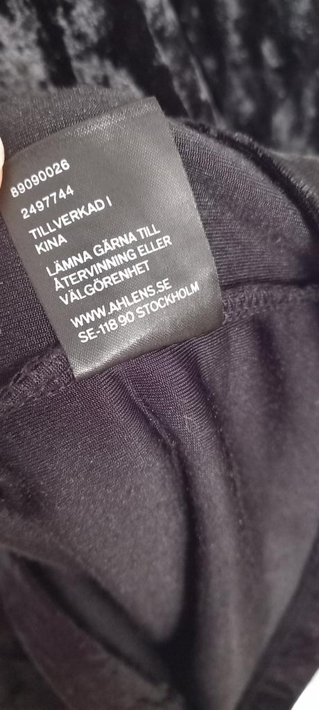 Zamatové šaty švédakej značky åhlens, m