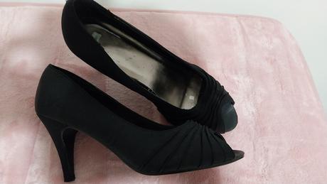 Čierne lodičky, 37