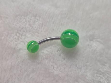 Piercing do pupku,