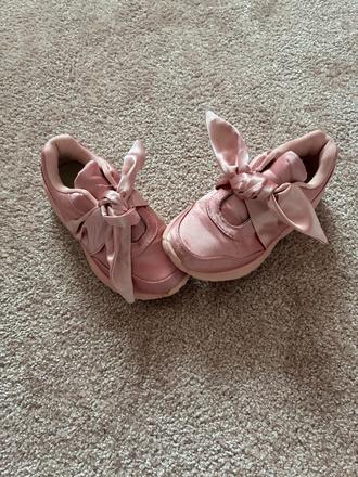 Saténové tenisky, 28