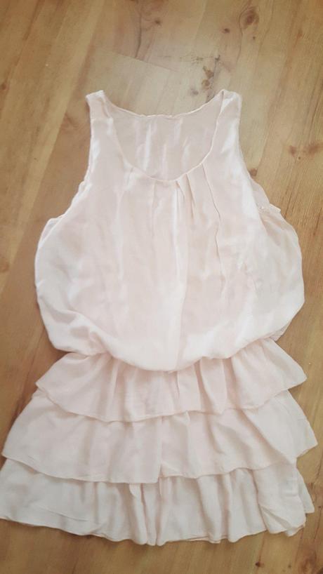 Ružové volánové šaty, 40