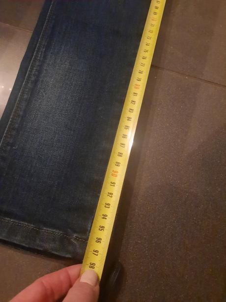 Elastické tmavé rifle, 34