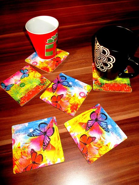 Pestrofarebné podšálky s motýľmi,