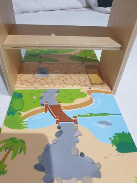 Maly dreveny domcek so vzieratkami, 