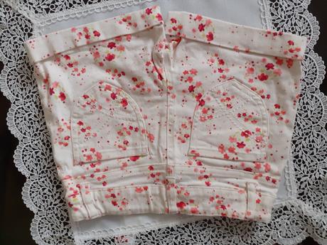 Biele sortky s cervenymi kvietkami, 134