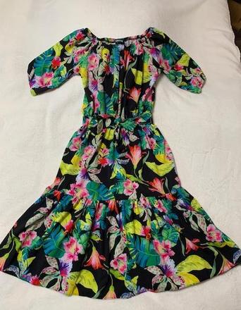 Letné farebné šaty s odhalenými plecami, l / m / s