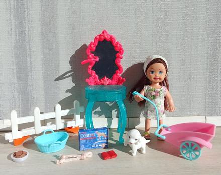 Malá bábika hnedovláska so psíkom a s doplnkami,