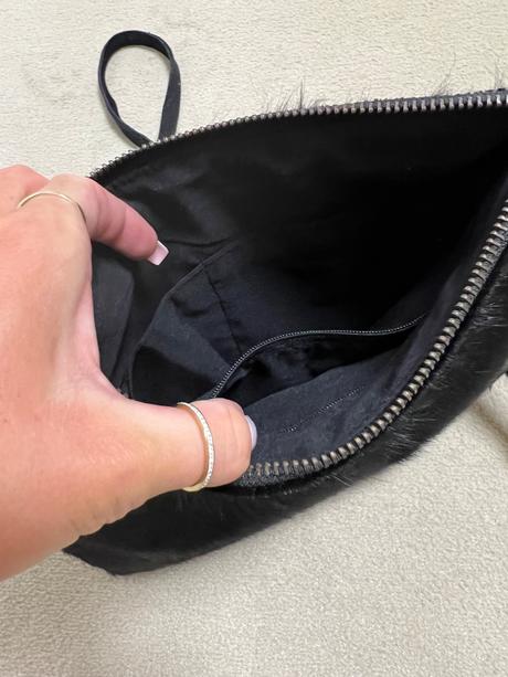 Chlpata kabelka cierna, 