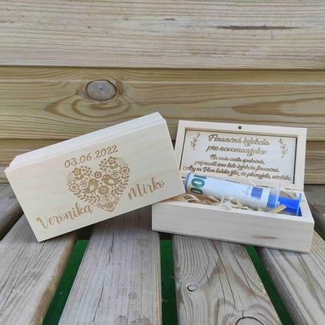 Krabička na peniaze na svadbu s ľudovým motívom,