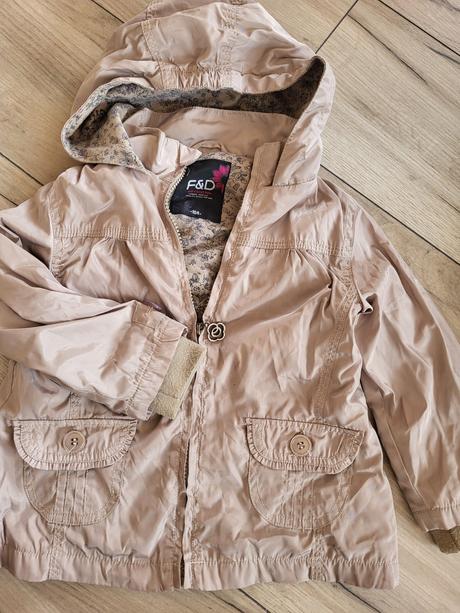 Béžová bundička, 104