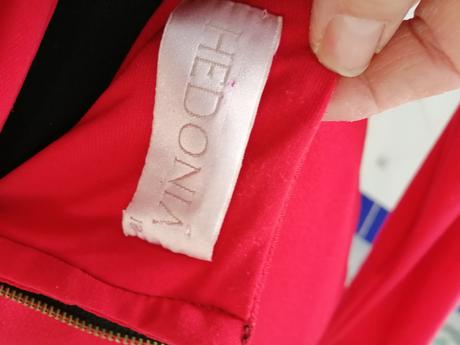 Luxusné zaujímavé saty, s