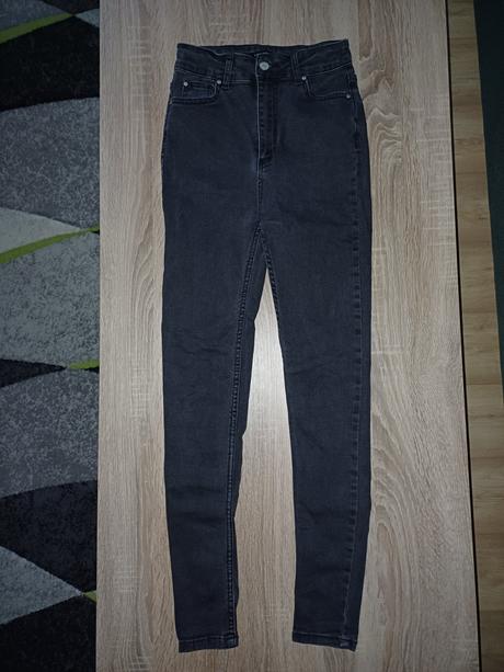 Čierne rifle s vysokým pásom, 36