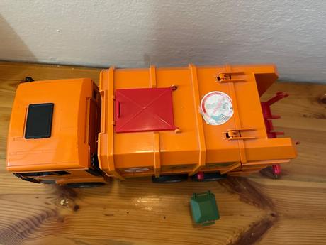 Bruder smetiarske auto, 