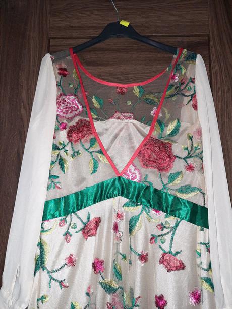 Vyšívané šaty, 38