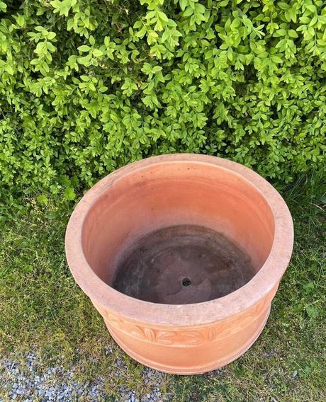 Terakotový kvetináč s ornamentom, 