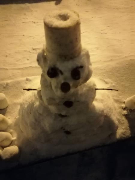 Snehuliak s poriadnym hrncom na hlave