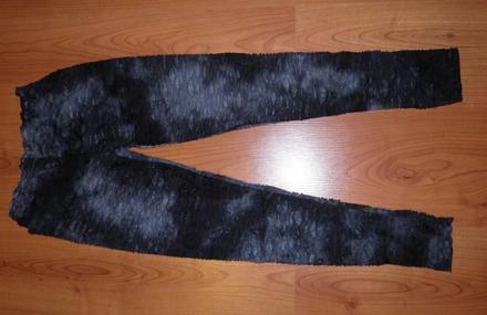 Legíny akoby potrhaného vzhľadu, s